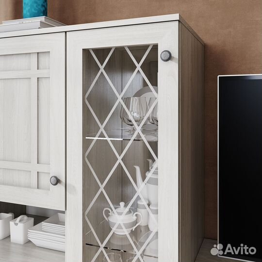 Пенал-витрина современный