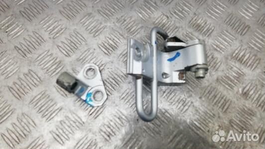 Петля передняя правая volkswagen passat B6 (BDN17F