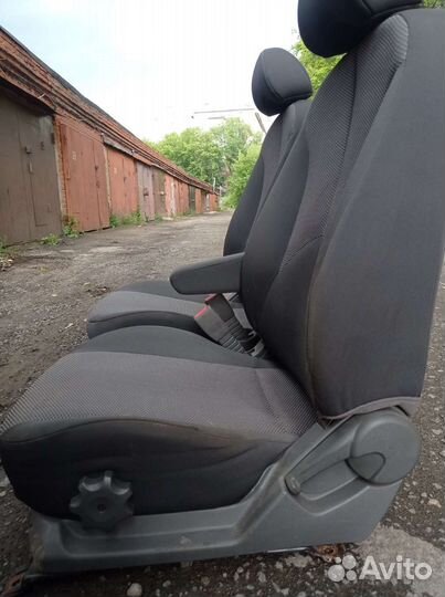 Сиденья от иномарки откидные универсальные