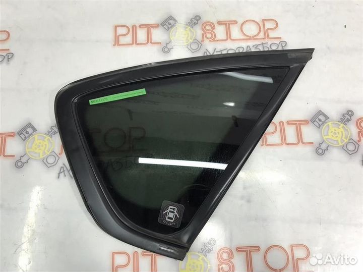 Стекло боковое глухое правое Nissan Fuga (Y50) 20