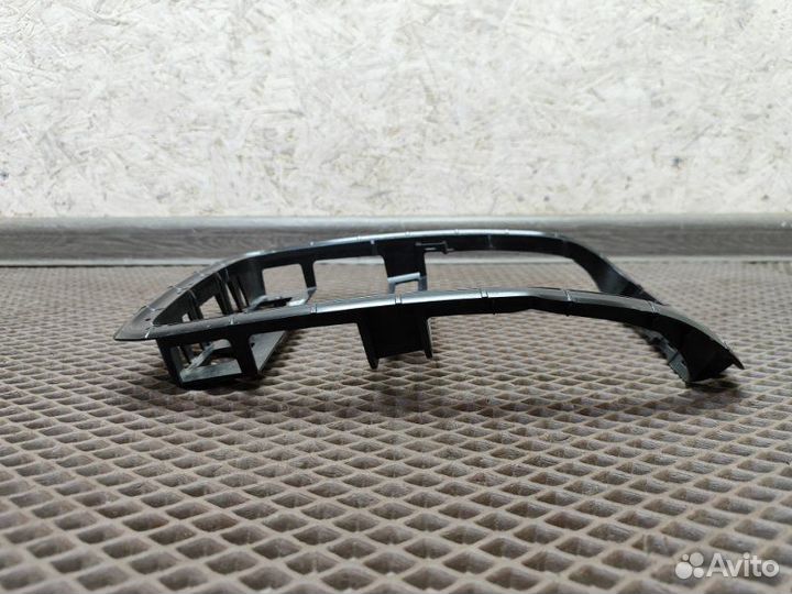 Кронштейн потолочного плафона передний Skoda