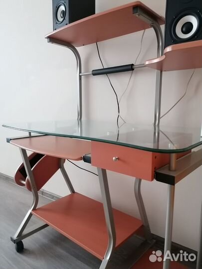 Компьютерный стол стеклянный