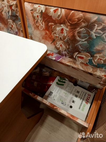 Кухонный уголок со столом и табуретами