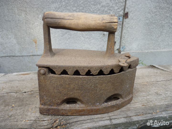 Старинный утюг угольный