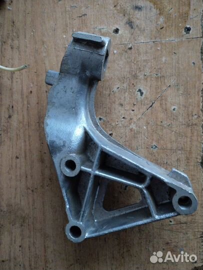 Кронштейн правой опоры двигателя 2110 2112