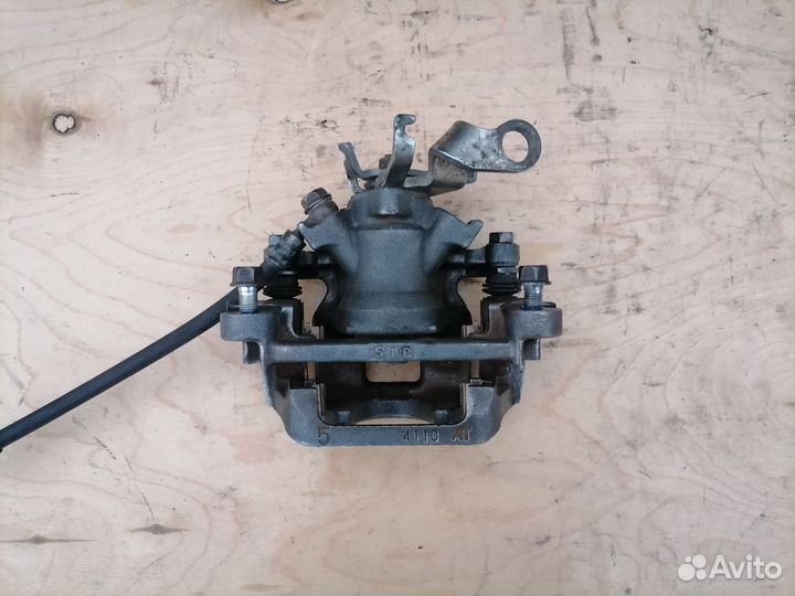 Задний тормозной суппорт Mitsubishi Outlander 3