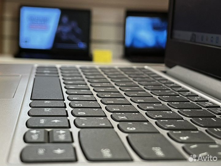 Миниатюрный, современный ноутбук Lenovo