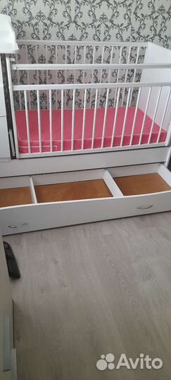Детская кроватка с маятником и пеленальным комодом