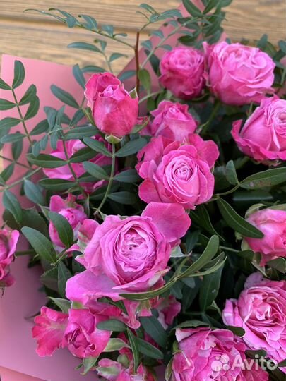Букет из кустовых роз леди бомбастик темно-розовые