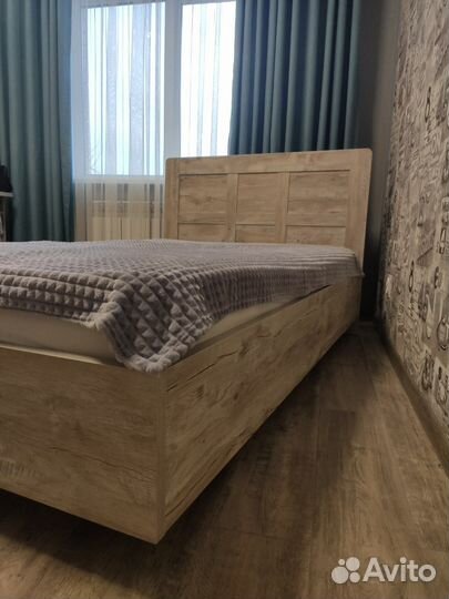 Кровать двухспальная с матрасом