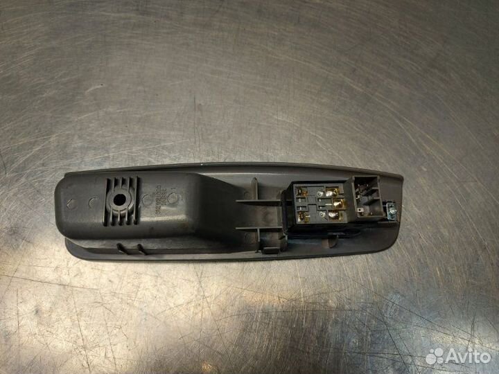Кнопка стеклоподъемника передняя правая Chevrolet