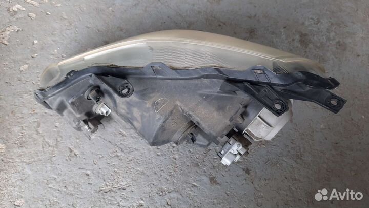 Правая фара ксенон Сузуки sx4