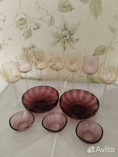 Фужеры из цветного стекла и вазочки