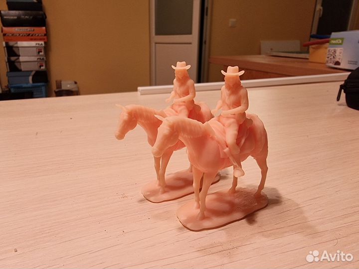 Миниатюры 16 всадников и 8 фигурок