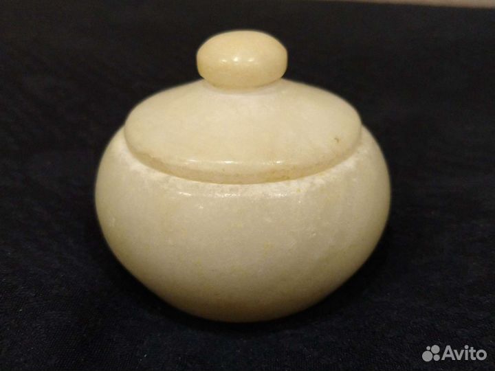 Шкатулка из белого мрамора