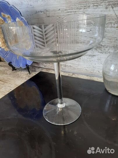 Вазы их стекла на ножке с рисунком,бокал,штоф