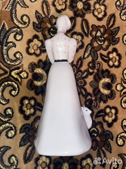 Статуэтка дама с собачкой