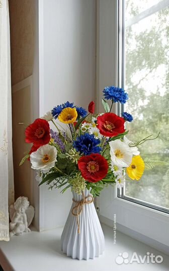 Летний букет из искусственных цветов и зелени