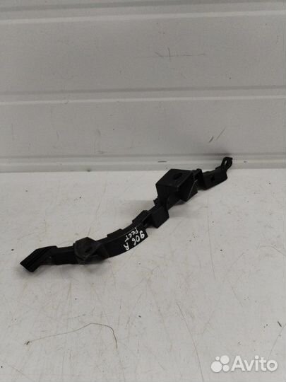 Крепление бампера переднее правое Mercedes