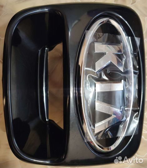 Ручка двери багажника с эмблемой Kia Picanto