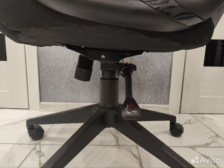 Компьютерное кресло Syrrika черное