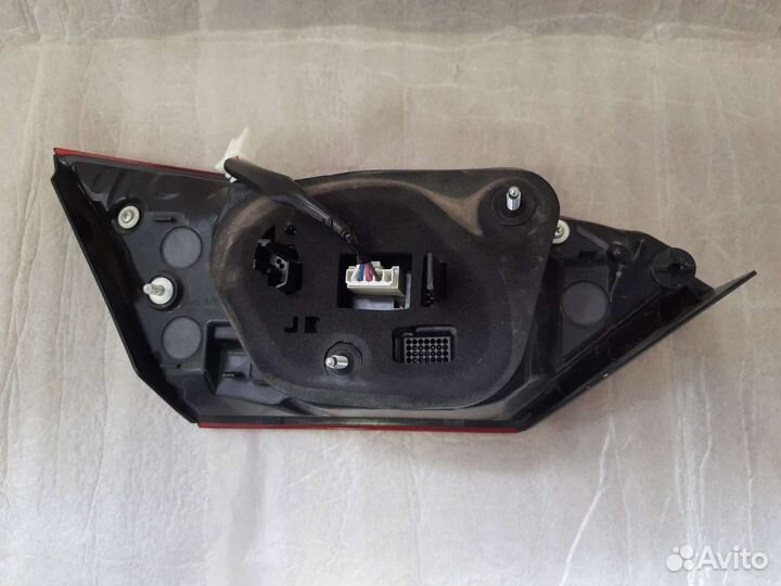 Toyota Camry V70 фонарь задний правый на крышку