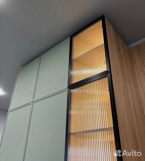 Шкаф с витриной в прихожую