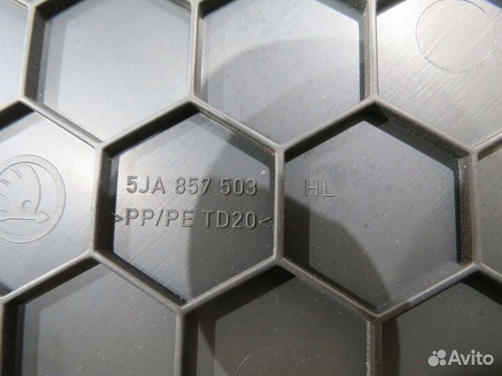 Накладка торпедо левая Skoda Rapid