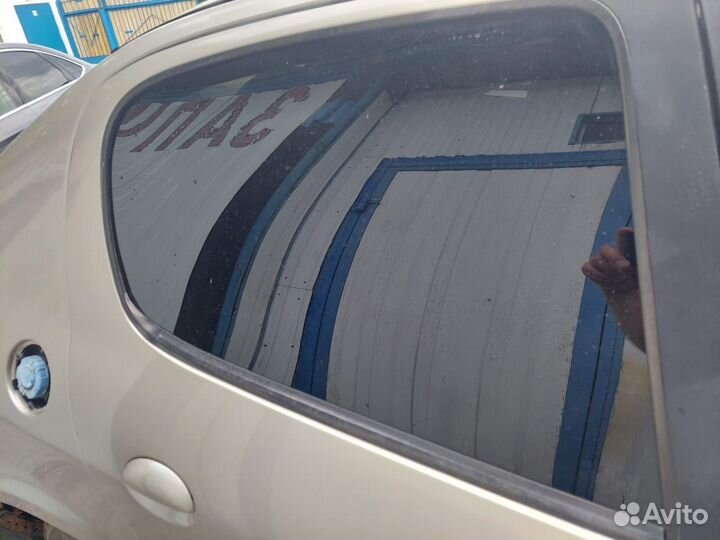 Стекло двери Peugeot 206