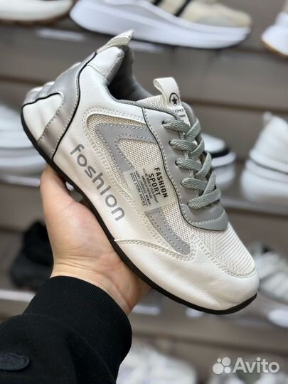 Кроссовки женские