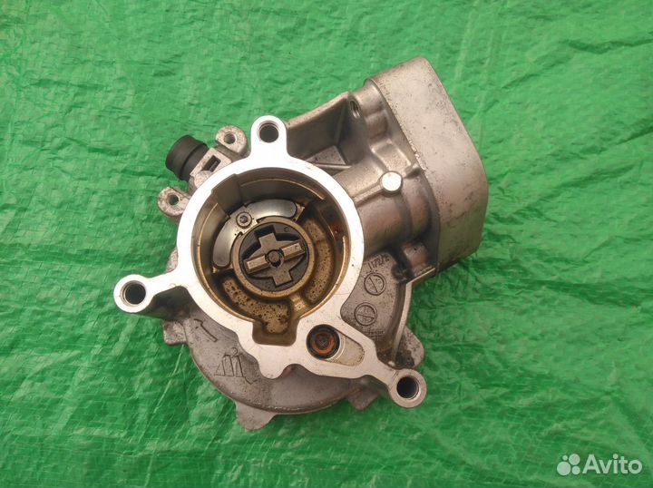 Насос вакуумный 06L145100F Шкода Октавия А7, VW