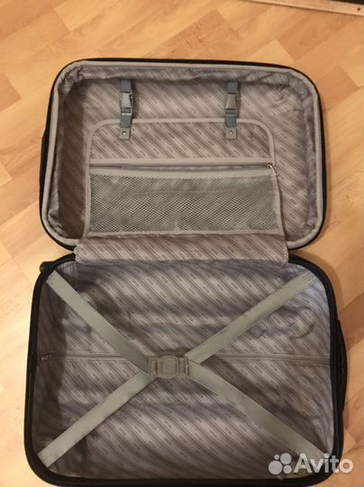 Чемодан на колесах пластиковый бу