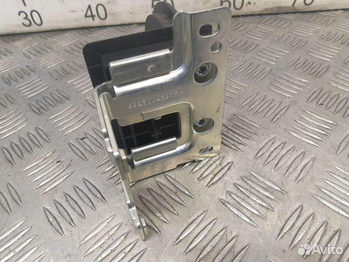 Б/У Кронштейн шторки багажника левый