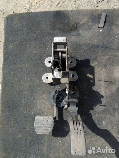 Педали Renault Fluence 2010 года