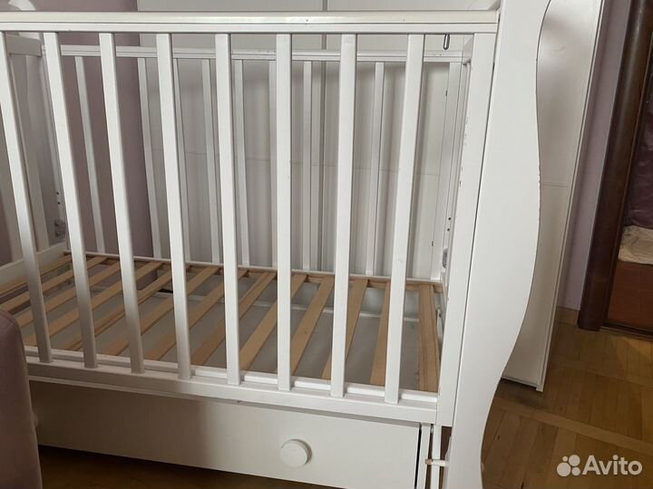 Детская кроватка с маятником