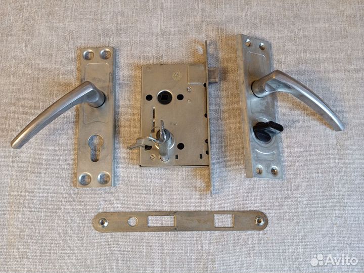 Дверной замок с ручкой и ключами