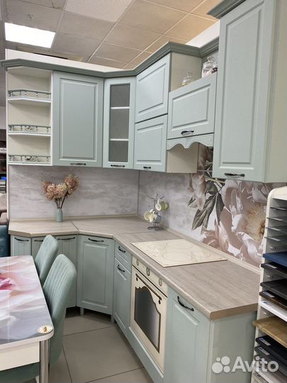 Кухонный гарнитур выставочный образец