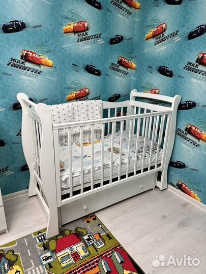 Детская кроватка с поперечным маятником