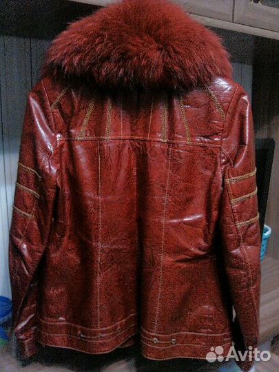 Красивая кожаная куртка с натуральным воротником