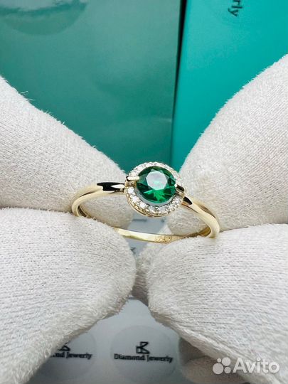 Золотое кольцо с изумрудом и бриллиантами