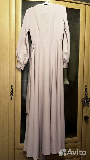 Пудровое вечернее платье на мероприятие