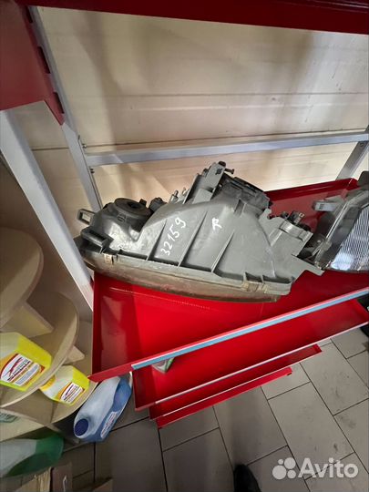 Правая фара Granvia HiAce Regius XH10