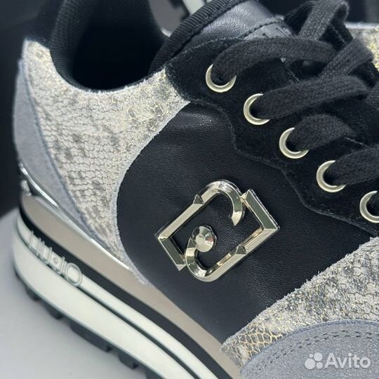 Кроссовки женские