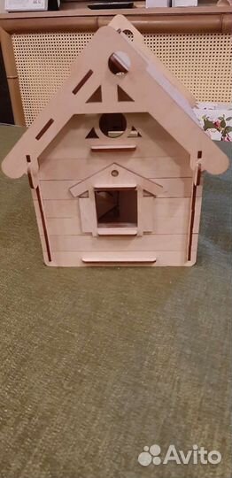 Деревянный кукольный домик