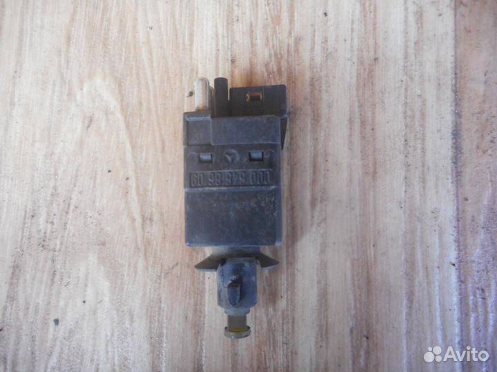 Датчик включения стоп-сигнала Mercedes Benz W124