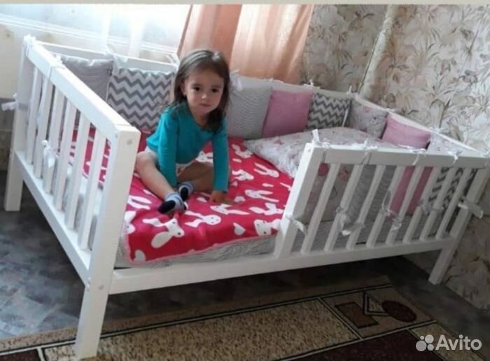 Кроватка из натурального дерева с бортиком сингл д