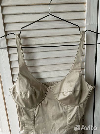 Платья много