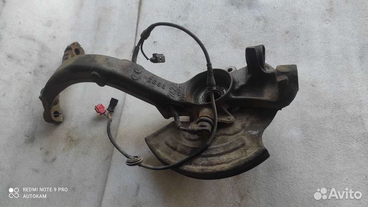 Поворотный кулак правый Volkswagen Passat B5