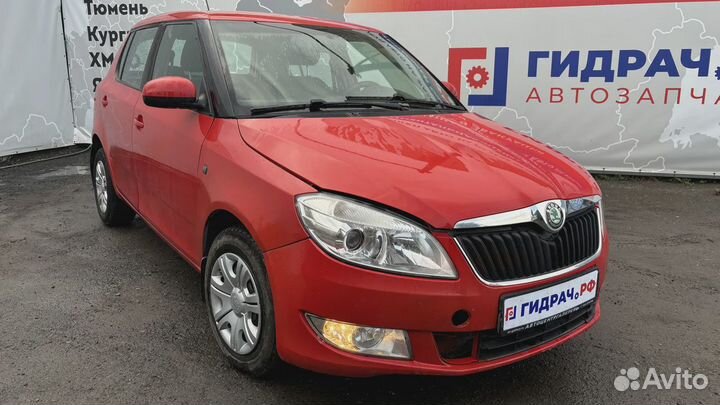 Накладка стекла переднего правого Skoda Fabia (MK2