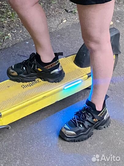 Кроссовки женские